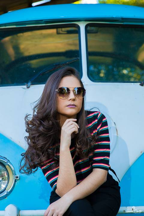 Ensaio de 15 anos com kombi e menina com óculos '