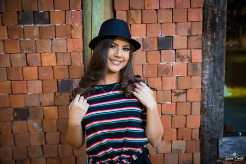 Fotografia de 15 anos com menina e parede rústica'