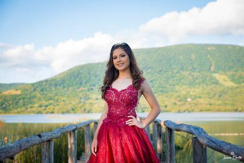 Book de 15 anos feito em Osório no trapiche da Lagoa da pinguela na pousada temática encantos do sul com céu azul'