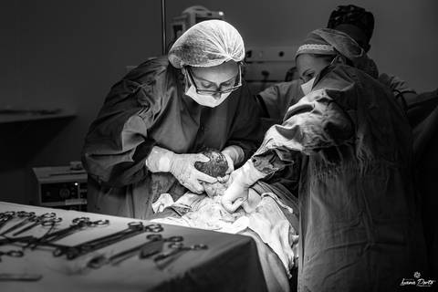 Dra. Renata fazendo parto em Osório'