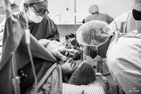 Foto de parto em preto e branco em osório'