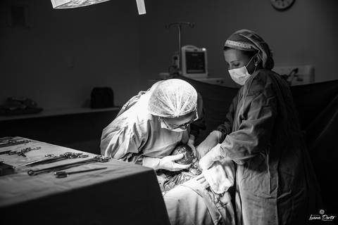 Foto de bebê saindo da barriga em Osório'