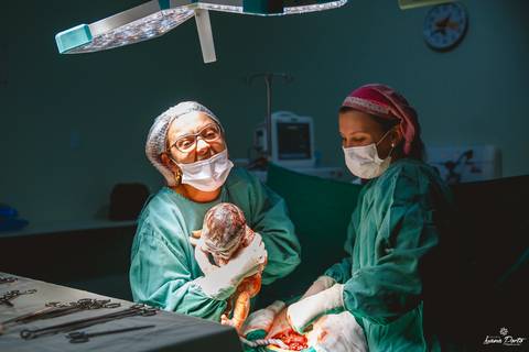 Dra. Renata Silva  fazendo um parto em Osório'