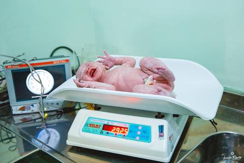 Bebê recém nascido na balança'