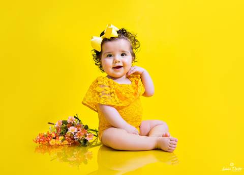 Foto de bebê com fundo amarelo'