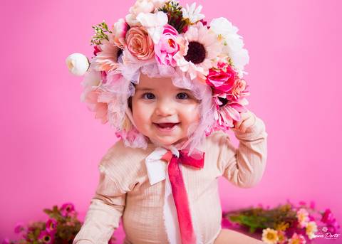 Foto de bebê com toca de flores'