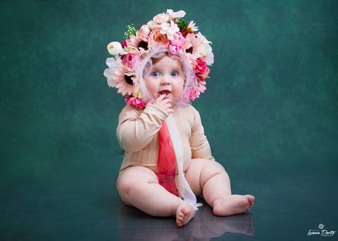 Foto de bebê com toca de flores'