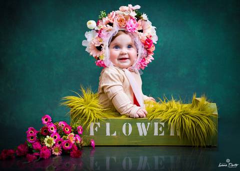 Bebê com flores'
