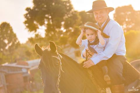 Foto de pai e filho a cavalo'