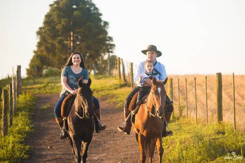 Família andando a cavalo'