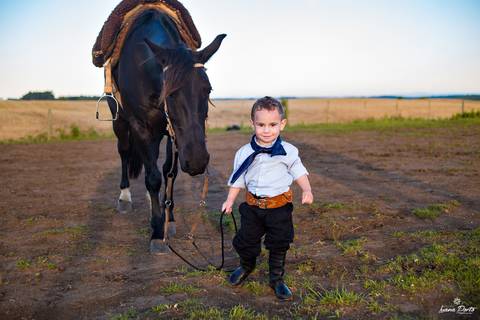 Criança puxando o cavalo'