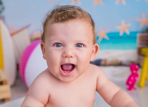 Foto de bebê com olho azul'