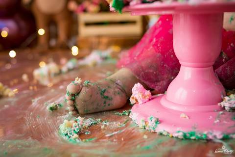 Bebê com pezinho sujo'