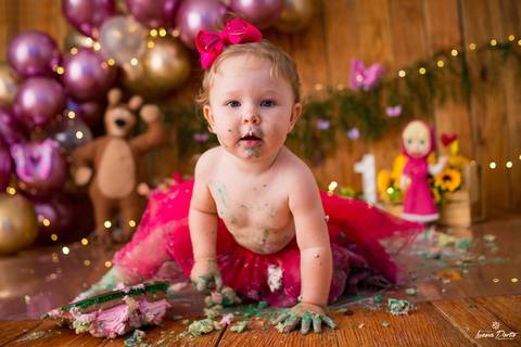 Bebê lambuzado com bolo'