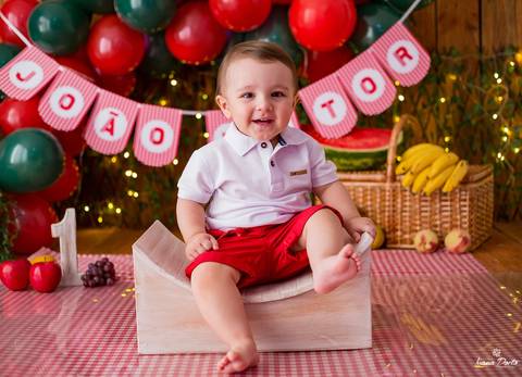 Bebe no smash the cake em estúdio co frutas'