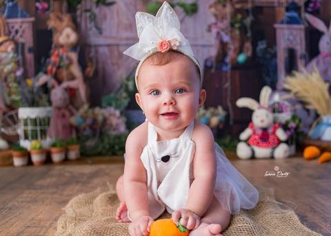 Bebê com roupa de páscoa'