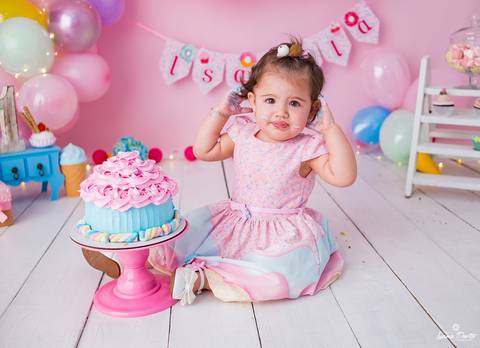 Bebe com bolo smash the cake'