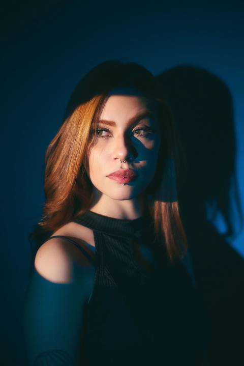 ensaio-fotografia-feminino-estudio-luzes-artístico-pessoal-neon'