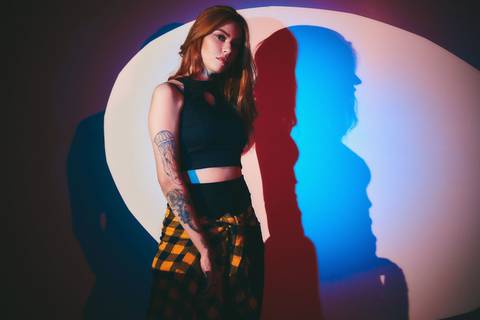 ensaio-fotografia-feminino-estudio-luzes-artístico-pessoal-neon'