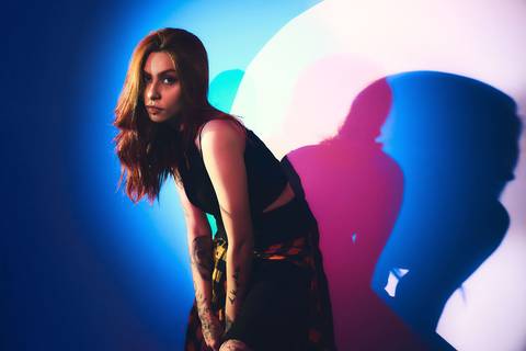ensaio-fotografia-feminino-estudio-luzes-artístico-pessoal-neon'