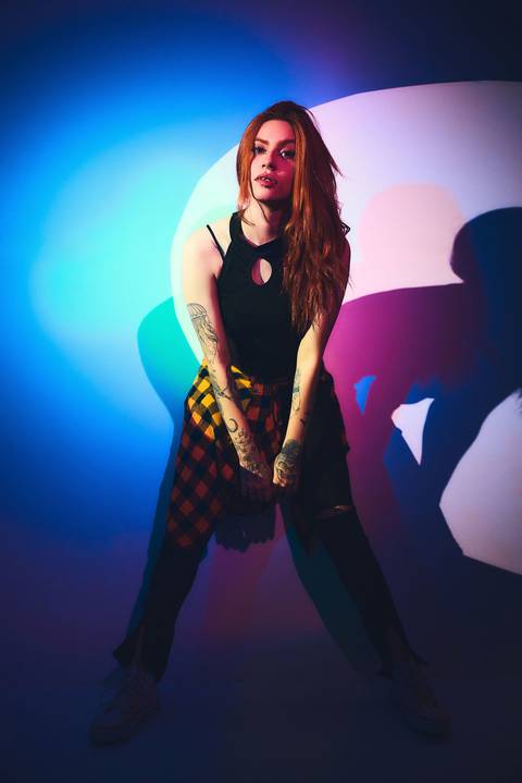 ensaio-fotografia-feminino-estudio-luzes-artístico-pessoal-neon'