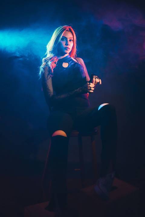 ensaio-fotografia-feminino-estudio-luzes-artístico-pessoal-neon'