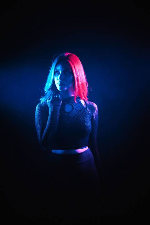 ensaio-fotografia-feminino-estudio-luzes-artístico-pessoal-neon'