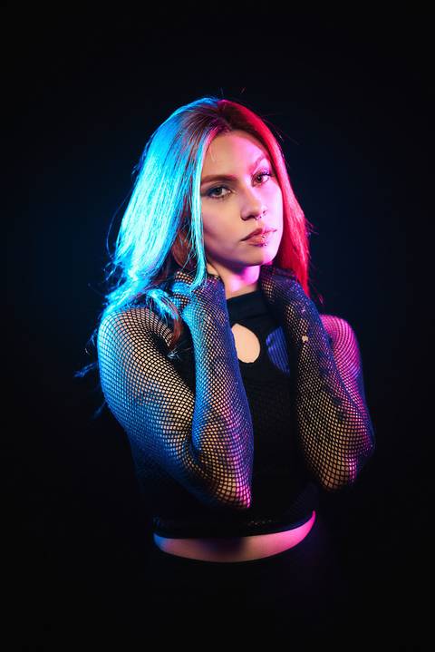 ensaio-fotografia-feminino-estudio-luzes-artístico-pessoal-neon'
