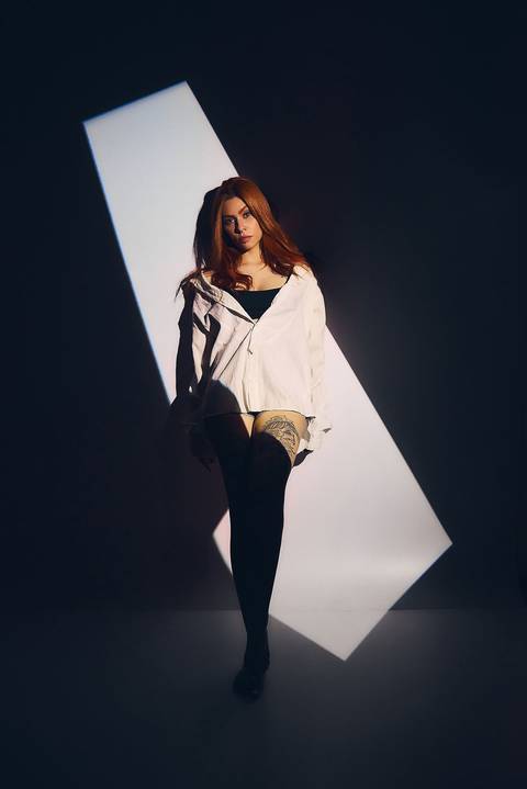 ensaio-fotografia-feminino-estudio-luzes-artístico-pessoal-neon'