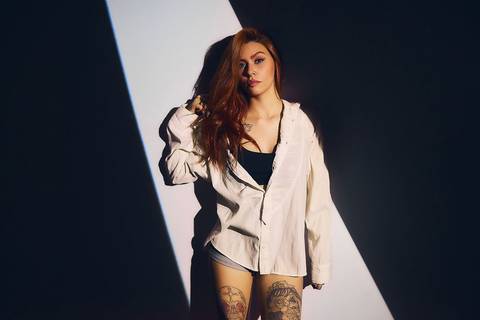 ensaio-fotografia-feminino-estudio-luzes-artístico-pessoal-neon'