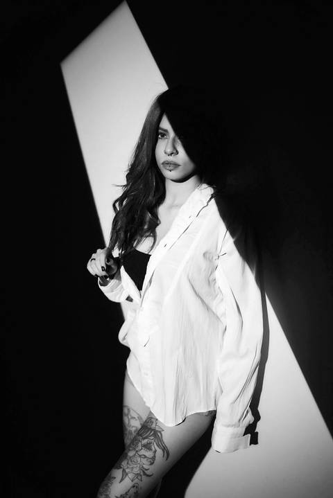 ensaio-fotografia-feminino-estudio-luzes-artístico-pessoal-neon'