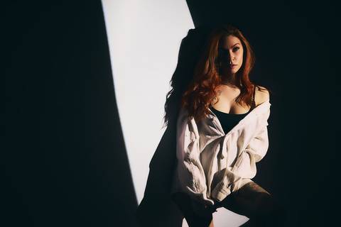 ensaio-fotografia-feminino-estudio-luzes-artístico-pessoal-neon'
