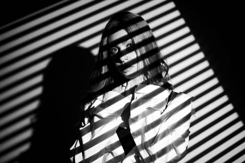 ensaio-fotografia-feminino-estudio-luzes-artístico-pessoal-neon'