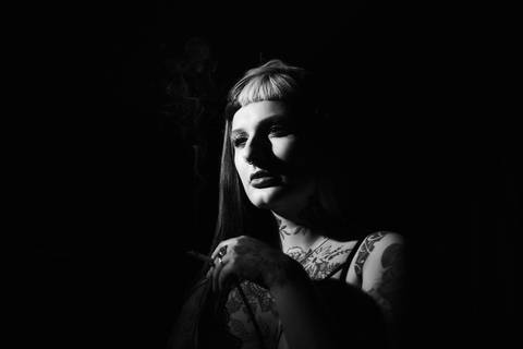 Ensaio-feminino-noir-preto-e-branco-estilo-beleza-fashion-estudio-studio'