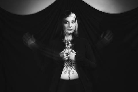 Ensaio-feminino-noir-preto-e-branco-estilo-beleza-fashion-estudio-studio'