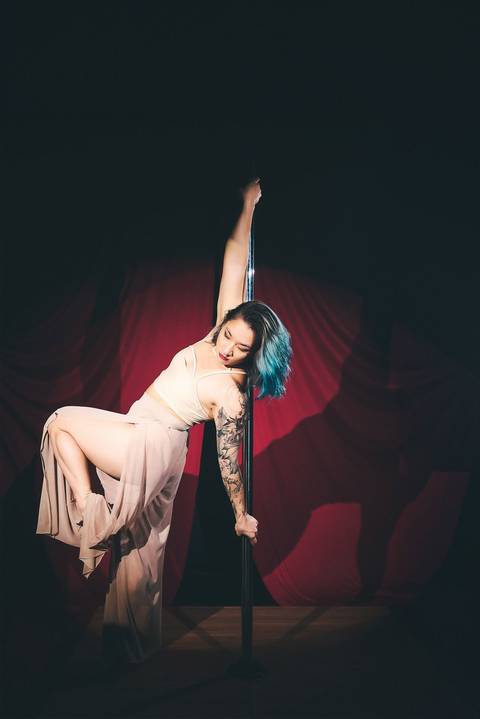 ensaio-fotografico-pole-dance-danca-apresentacao-artistico-conceito-palco-instrutora-dancarina-bauru-sao-paulo'