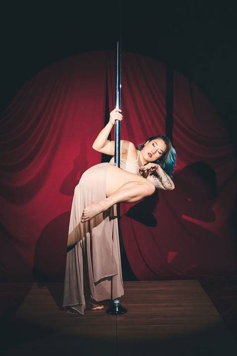 ensaio-fotografico-pole-dance-danca-apresentacao-artistico-conceito-palco-instrutora-dancarina-bauru-sao-paulo'