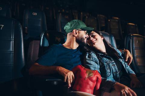 ensaio-fotografico-prewedding-casal-cinema-fotos-artisticas-pipoca-romantica-'