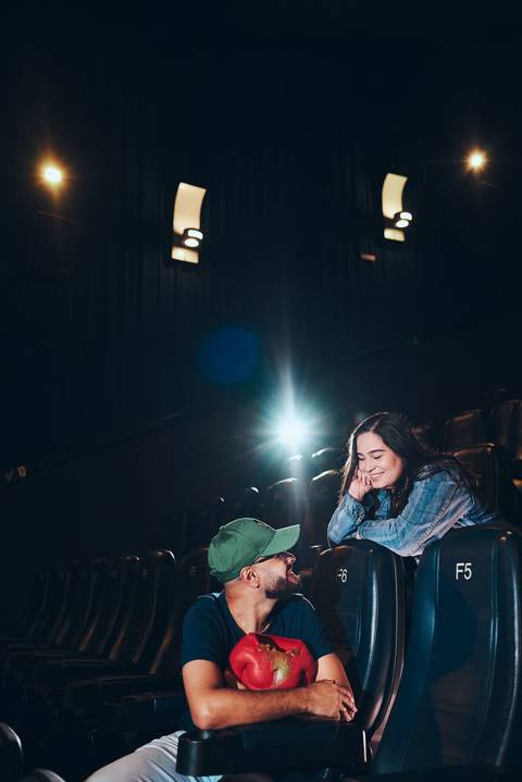 ensaio-fotografico-prewedding-casal-cinema-fotos-artisticas-pipoca-romantica-'