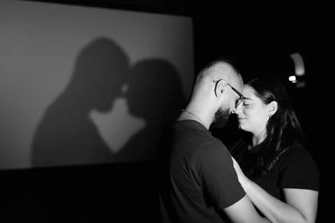 ensaio-fotografico-prewedding-casal-cinema-fotos-artisticas-pipoca-romantica-'