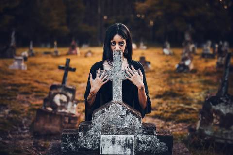 ensaio-fotografico-cemiterio-dia-das-bruxas-halloween-bruxa-ritual-bosque-natureza-bauru-sao-paulo-brazil-brasil-conceitual-conceito-artistico-autoral-fotografia'