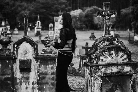 ensaio-fotografico-cemiterio-dia-das-bruxas-halloween-bruxa-ritual-bosque-natureza-bauru-sao-paulo-brazil-brasil-conceitual-conceito-artistico-autoral-fotografia'