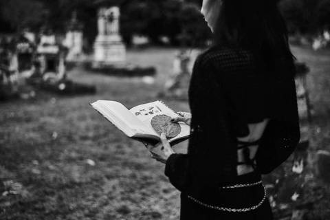 ensaio-fotografico-cemiterio-dia-das-bruxas-halloween-bruxa-ritual-bosque-natureza-bauru-sao-paulo-brazil-brasil-conceitual-conceito-artistico-autoral-fotografia'