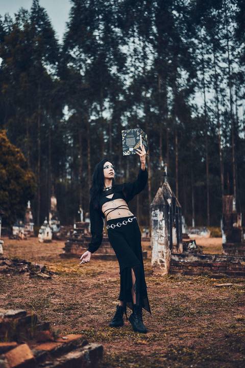 ensaio-fotografico-cemiterio-dia-das-bruxas-halloween-bruxa-ritual-bosque-natureza-bauru-sao-paulo-brazil-brasil-conceitual-conceito-artistico-autoral-fotografia'