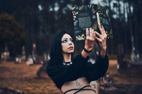 ensaio-fotografico-cemiterio-dia-das-bruxas-halloween-bruxa-ritual-bosque-natureza-bauru-sao-paulo-brazil-brasil-conceitual-conceito-artistico-autoral-fotografia'