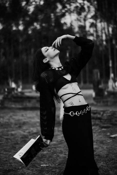 ensaio-fotografico-cemiterio-dia-das-bruxas-halloween-bruxa-ritual-bosque-natureza-bauru-sao-paulo-brazil-brasil-conceitual-conceito-artistico-autoral-fotografia'