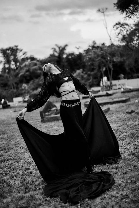 ensaio-fotografico-cemiterio-dia-das-bruxas-halloween-bruxa-ritual-bosque-natureza-bauru-sao-paulo-brazil-brasil-conceitual-conceito-artistico-autoral-fotografia'