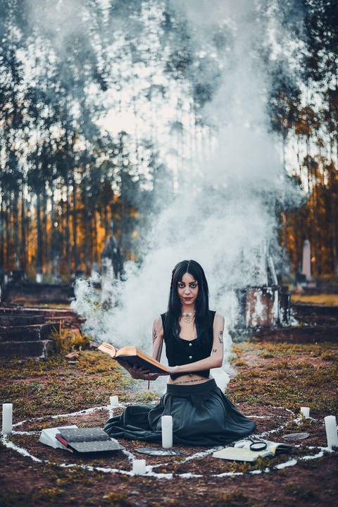 ensaio-fotografico-cemiterio-dia-das-bruxas-halloween-bruxa-ritual-bosque-natureza-bauru-sao-paulo-brazil-brasil-conceitual-conceito-artistico-autoral-fotografia'