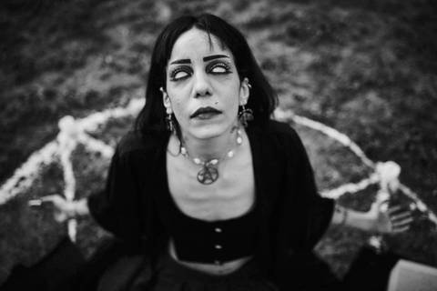 ensaio-fotografico-cemiterio-dia-das-bruxas-halloween-bruxa-ritual-bosque-natureza-bauru-sao-paulo-brazil-brasil-conceitual-conceito-artistico-autoral-fotografia'