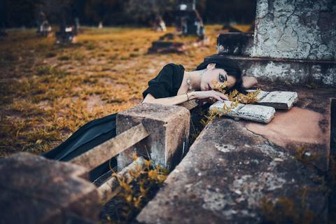 ensaio-fotografico-cemiterio-dia-das-bruxas-halloween-bruxa-ritual-bosque-natureza-bauru-sao-paulo-brazil-brasil-conceitual-conceito-artistico-autoral-fotografia'